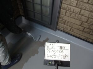 ベランダ防水塗装1回目