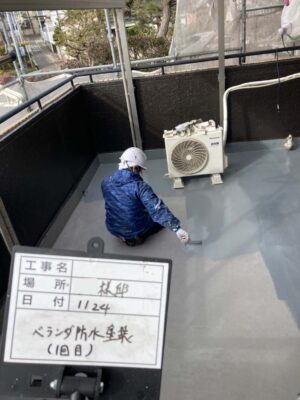 ベランダ防水塗装1回目