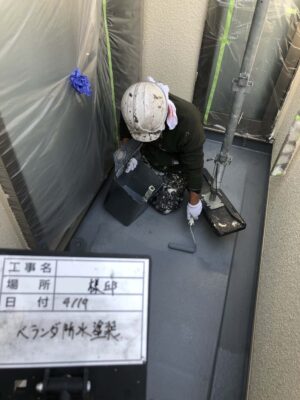 ベランダ防水塗装1回目