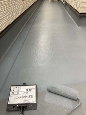 ベランダ防水塗装1回目